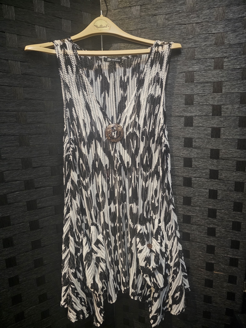 Paradise.leeveless Black and White Patterned V-Neck Dress with Decorative Button